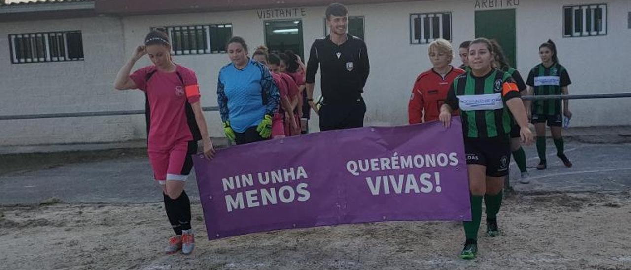 Las jugadoras portaron una pancarta en su salida al campo.  | // FARO