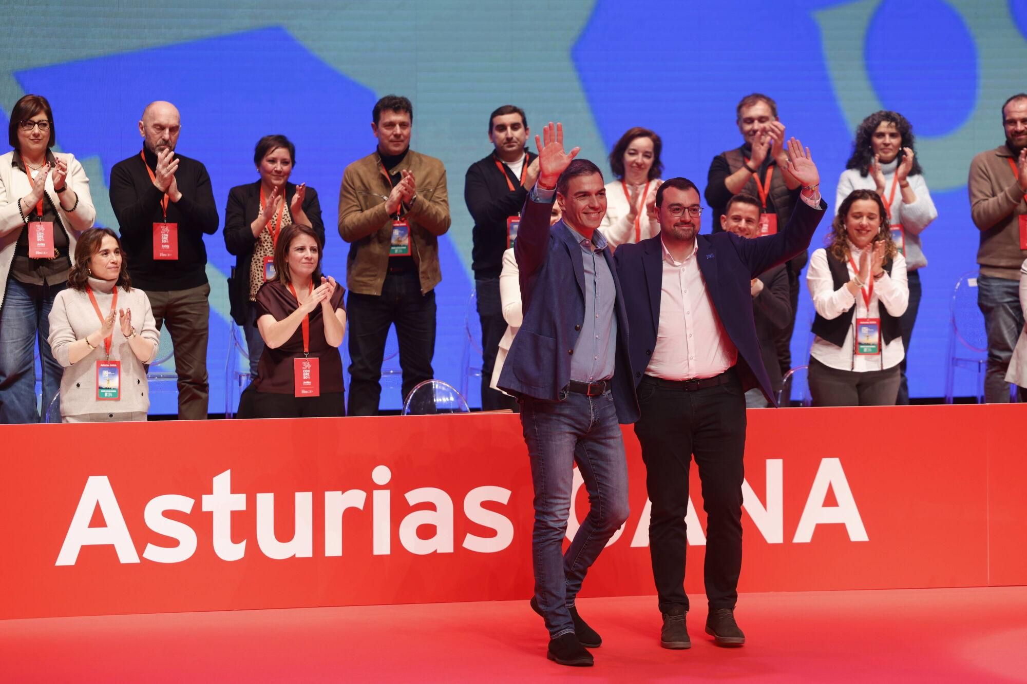 EN IMÁGENES: Pedro Sánchez y Adrián Barbón abren el congreso del PSOE asturiano