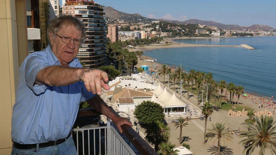 El hispanista Ian Gibson señala hacia el Puerto desde el balcón de su casa en la Malagueta, en la que vive y trabaja desde noviembre.