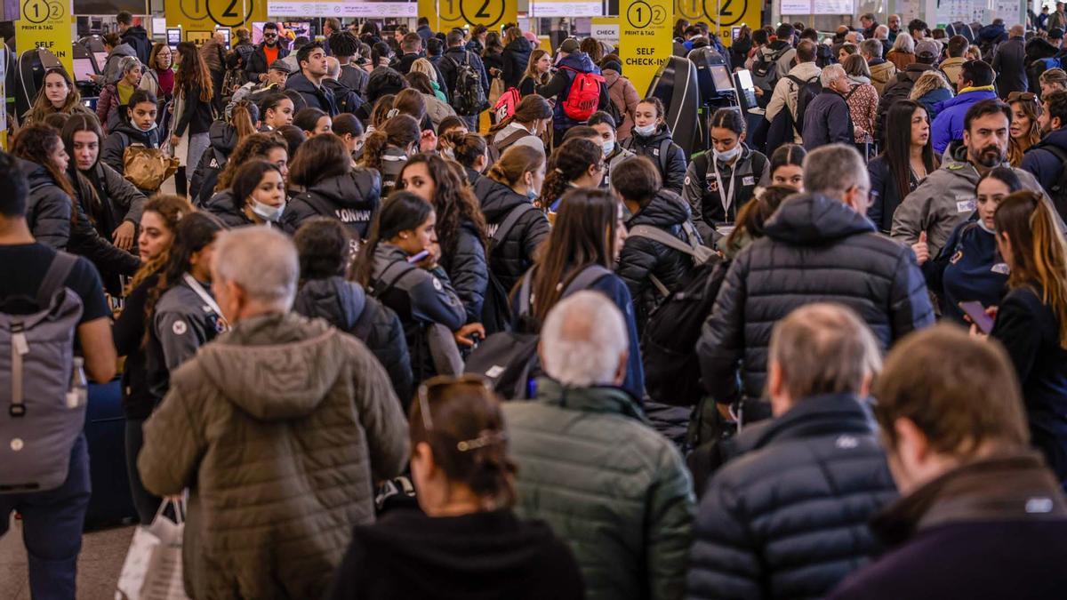 Importantes demoras en El Prats por la huelga de los trabajadores de handling de Iberia