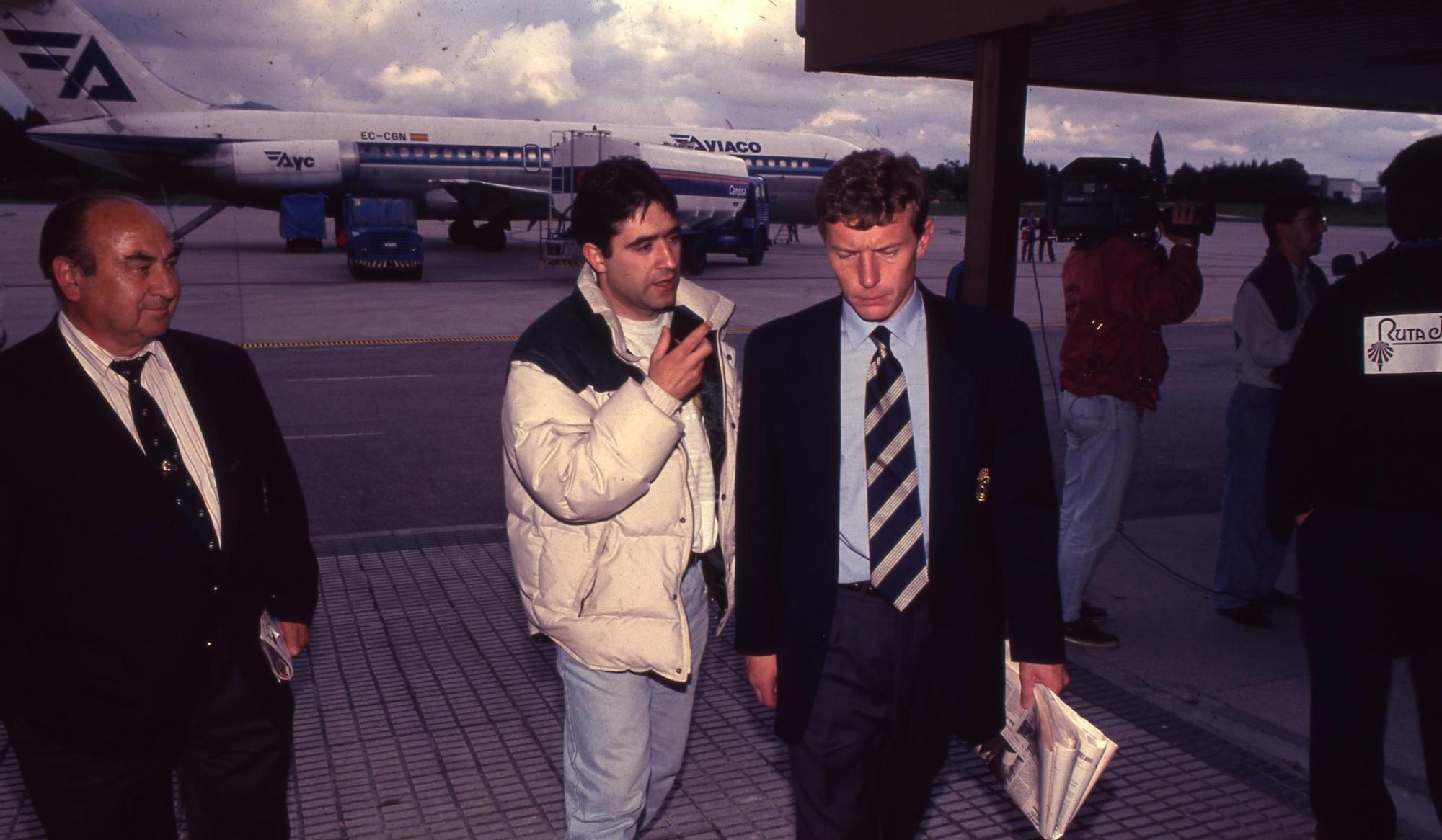 El entonces periodista deportivo de Faro, Benigno de la Torre, entrevistando a Emilio Butragueño en Peinador en 1993 Grobas.jpg