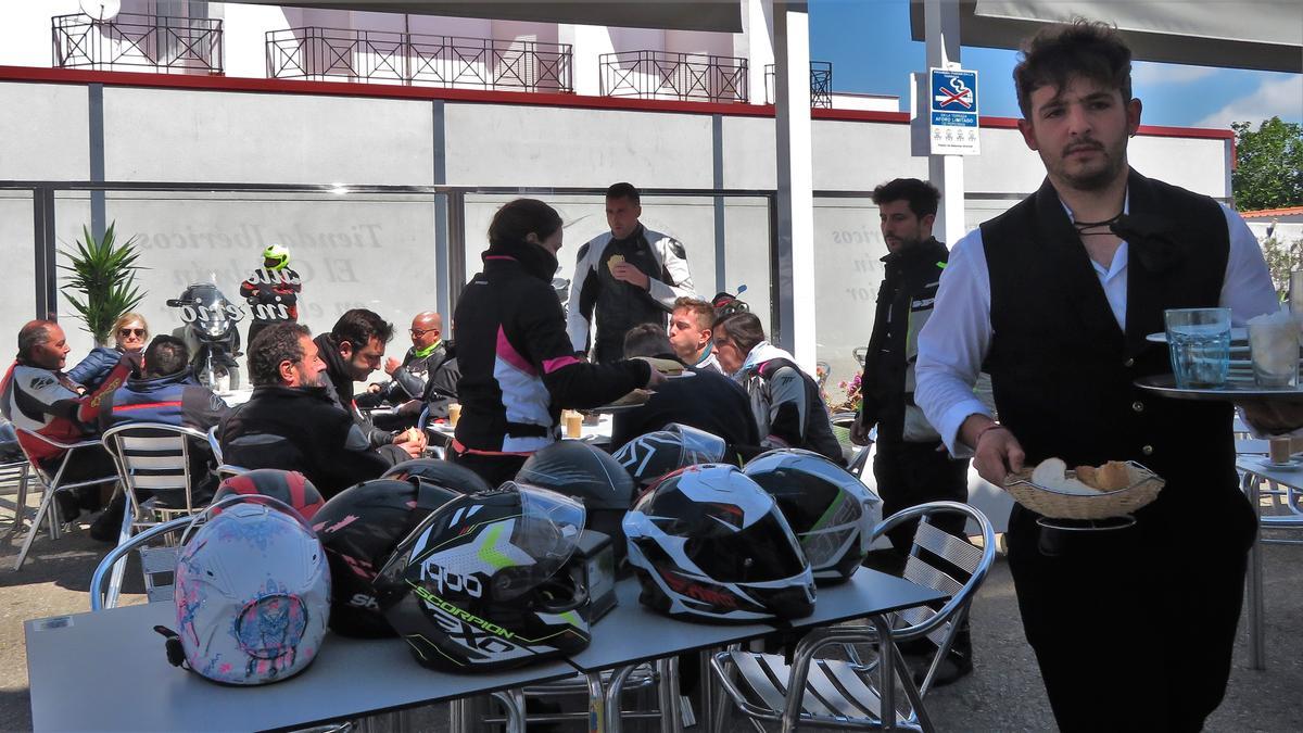 Grupo de moteros desayunando en la terraza del restaurante Mallorca