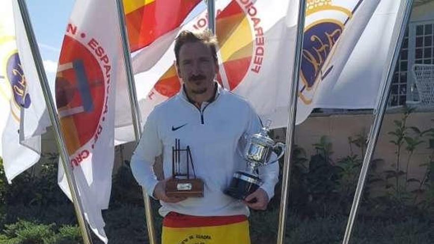 José Álvarez-Sala, con el trofeo de campeón de España.