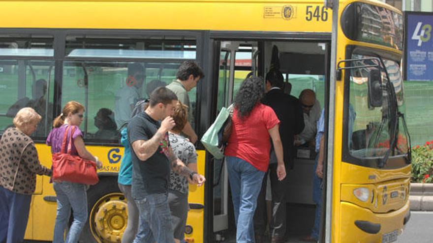 Un grupo de personas sube a una guagua en la parada del Teatro. i QUESADA