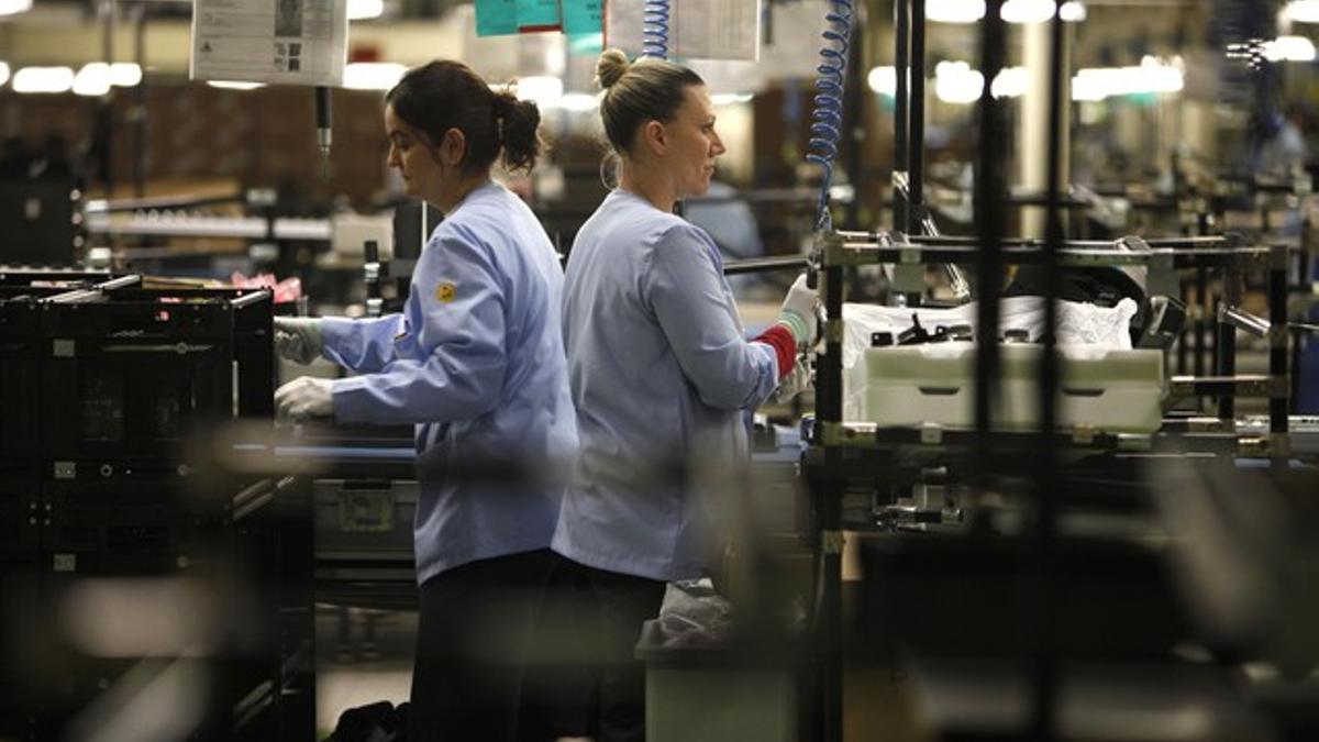 Dos trabajadoras en una de las factorías del grupo industrial Ficosa, en Viladecavalls.