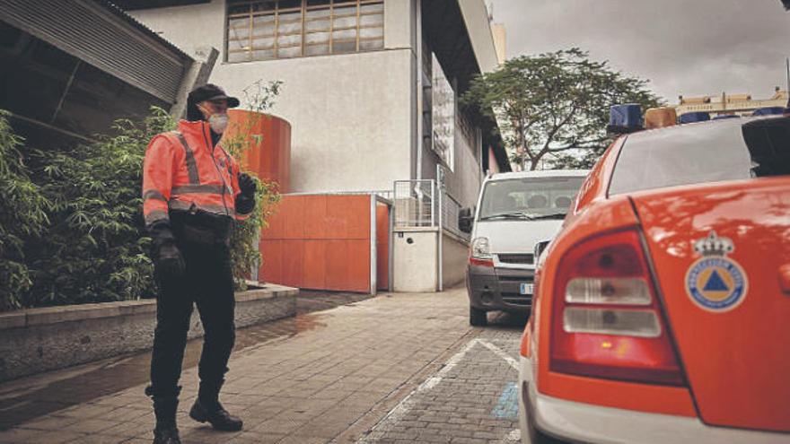 La capital tinerfeña busca con el Cabildo más recursos para personas sin hogar