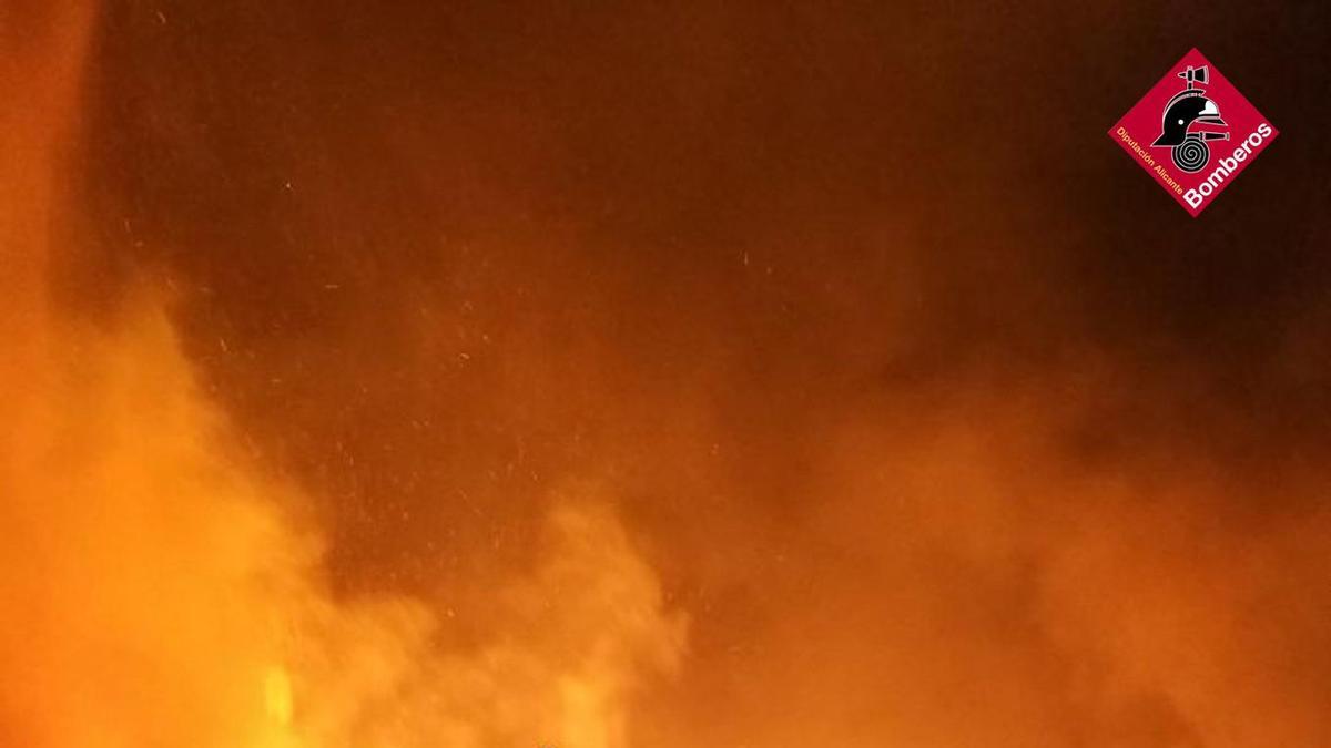 Arde una empresa de palets de madera en la Cañada del Fenollar