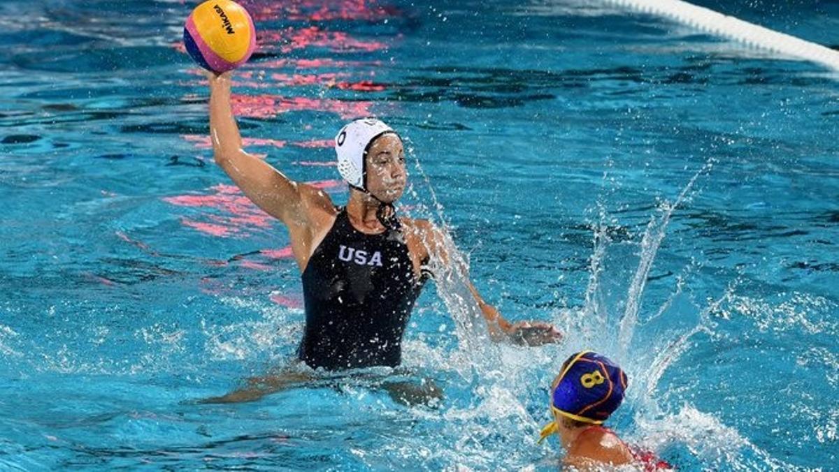 Una jugadora de EEUU efectúa un lanzamiento en el duelo ante España de este martes. Una jugadora de EEUU efectúa un lanzamiento en el duelo ante España de este martes.