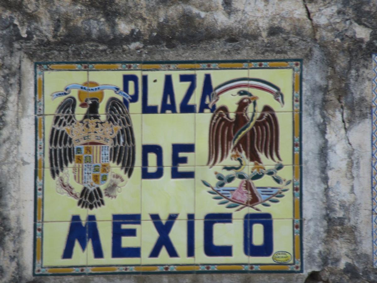 Plaza de la Plaza México de La Salzadella en la que se puede ver el símbolo del águila posada en un nopal, símbolo de México.