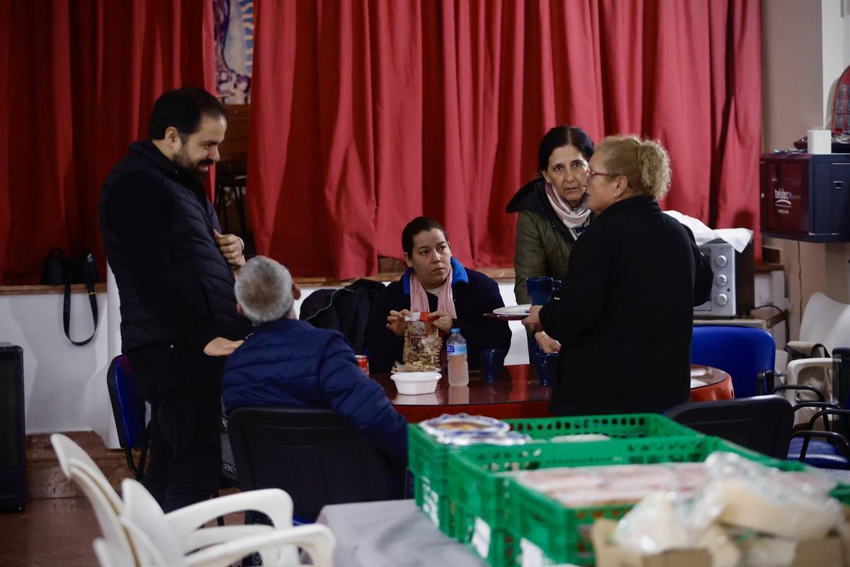 El párroco, Pablo Lora, junto a varios vecinos y vecinas de Alcolea, en la parroquia.