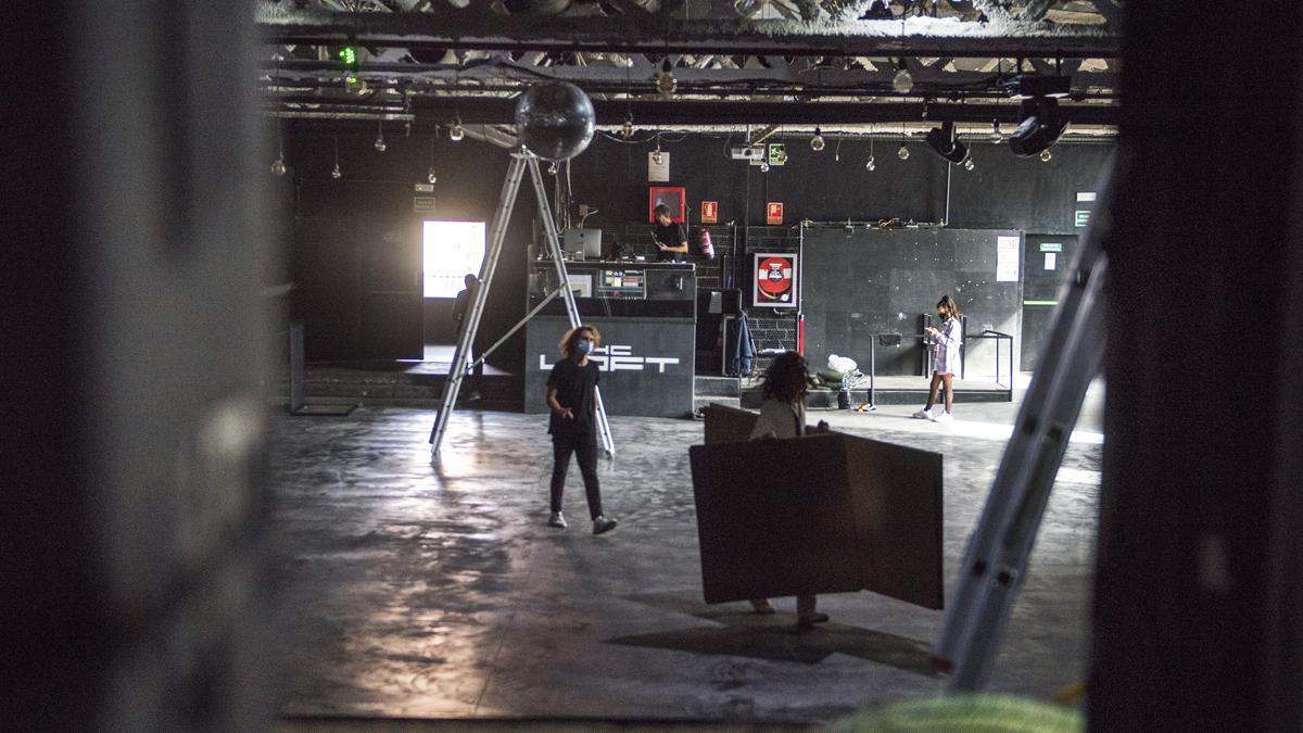 Interior de la sala Razzmatazz con trabajos de puesta a punto ante la inminente apertura.