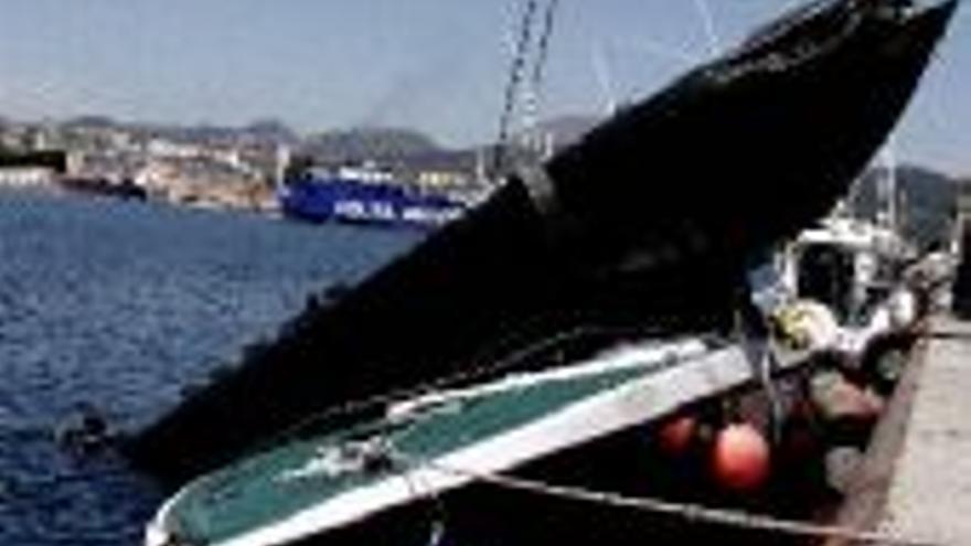 TRAFICANTES DESTROZAN UN BARCO DE LA GUARDIA CIVIL