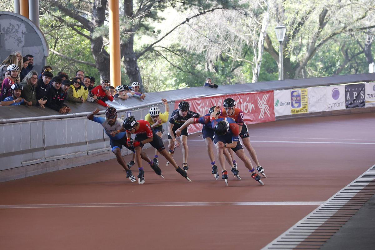 Un momento de la carrera senior masculina de los 1.000 metros sprint.