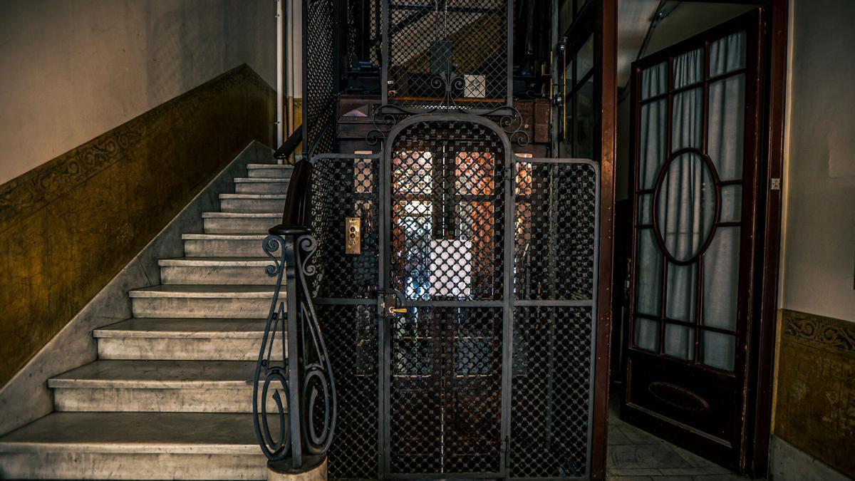 Una galería de un ascensor antiguo.