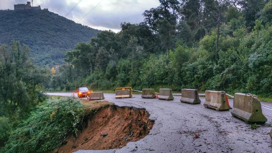 La pluja causa dos grans esvorancs a la carretera d&#039;accés al castell de Montsoriu