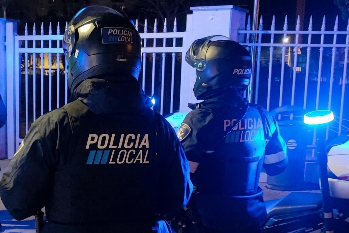 Agentes de la Policía Local en el Parc de les Estacions