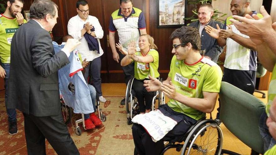 El alcalde bromea con Shelley Cronau, hincha del Manchester United, mostrándole una camiseta del Celta. // José Lores