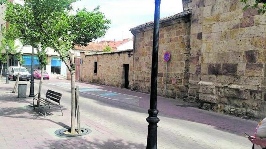 Espacio de aparcamiento donde se eliminó la ORA en 2022 pero se seguía cobrando. | L.O.Z.