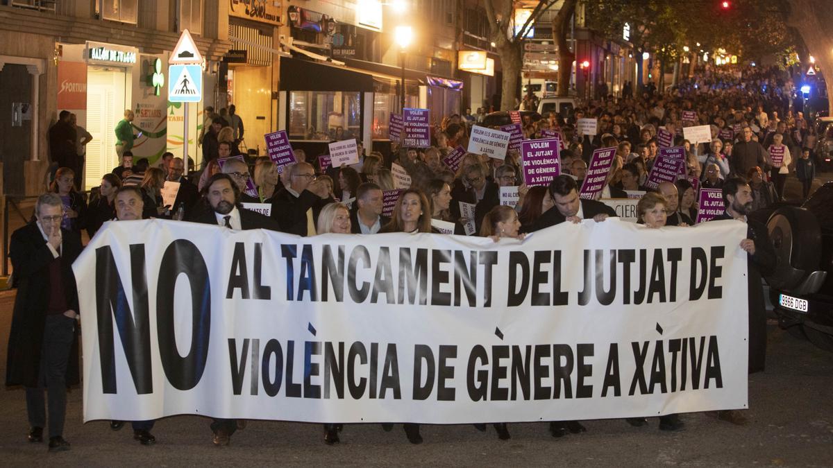 Xàtiva. Manifestación 25 N y protesta contra el traslado del juzgado de violencia de genero a Alzira