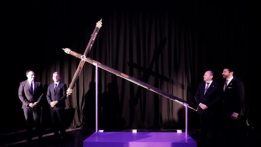 La hermandad del Rocío presenta la Cruz del Mundo, que portará el Nazareno de los Pasos en su 50 aniversario