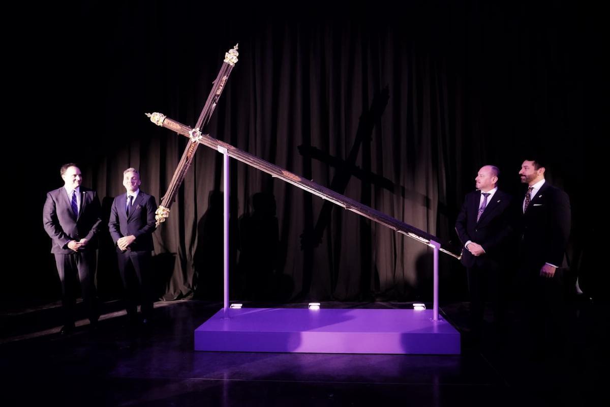 Presentación de la Cruz del Mundo con los autores y diseñador de la pieza que llevará el Nazareno de los Pasos en el Monte Calvario.