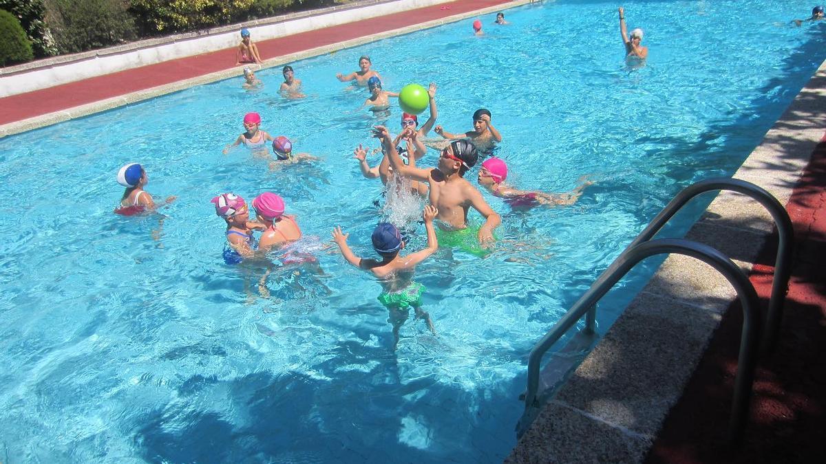 Participantes del campus se divierten en la piscina