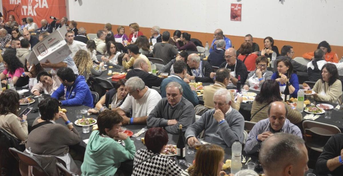 Los vecinos se reunieron para celebrar  esta fiesta en la nave multiusos.  | SERVICIO ESPECIAL