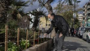 Carlos, vecino de La Bordeta, riega el jardín de la calle Mossèn Amadeu Oller, en Barcelona.