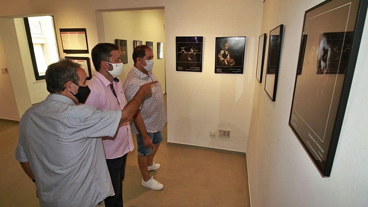 2 Visitants a la mostra fotogràfica a Casa Saladrigas. |  