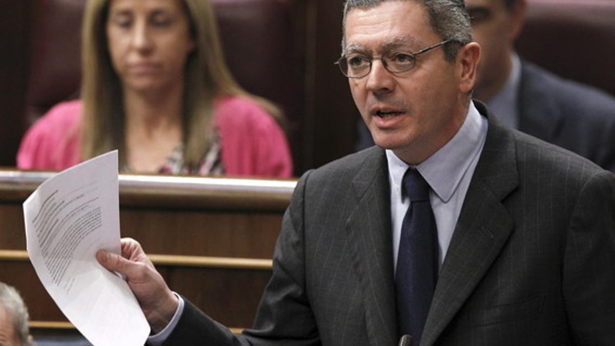 El ministro de Justicia, Alberto Ruiz-Gallardón, durante una de sus intervenciones en el pleno del Congreso este miércoles. EFE