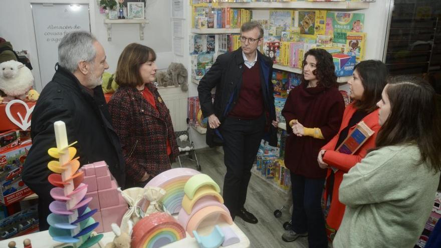 Rueda, esta mañana, en su visita a la juguetería situada en la calle Castelao