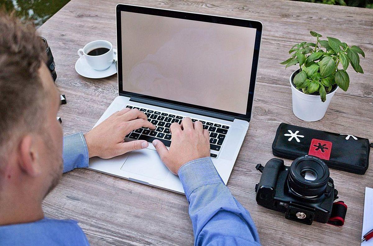 Un empleado teletrabajando con su ordenador portátil.