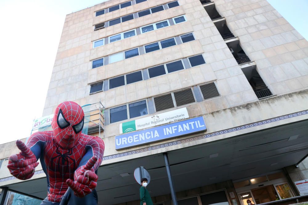 El Materno Infantil recibe la visita sorpresa de Spiderman