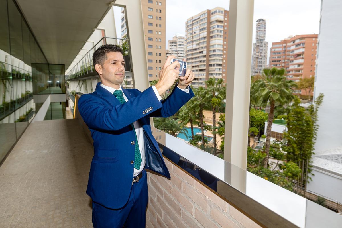 Fede Fuster, nuevo presidente de Hosbec, con Benidorm de fondo.