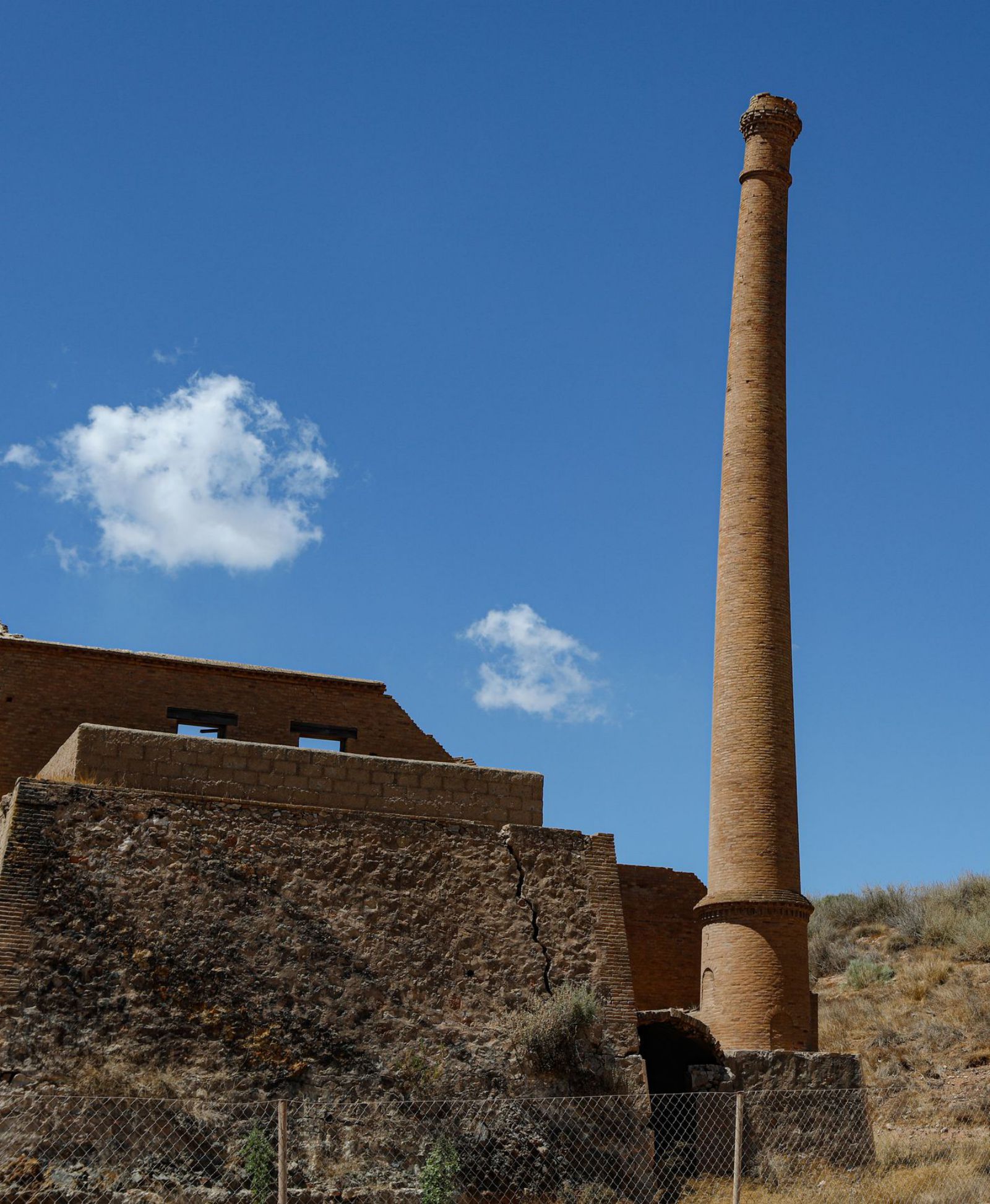 Chimenea con corvatura de la Mina El Camarón en el Gorguel, La Unión. 