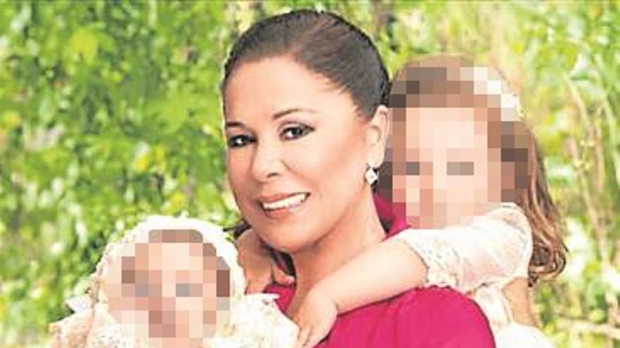 Isabel Pantoja ejerce de abuela de portada