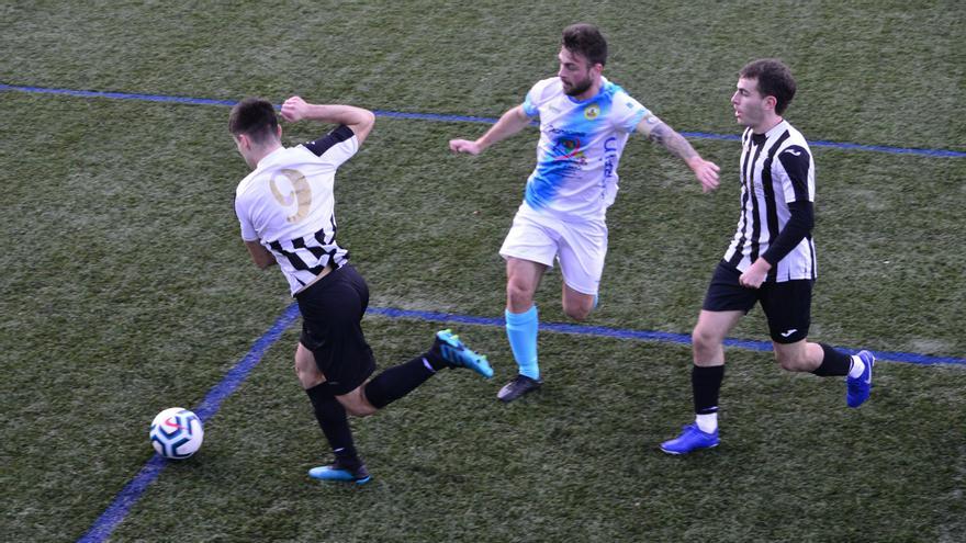 Una acción del duelo de la primera vuelta entre el Bueu y el Marín.