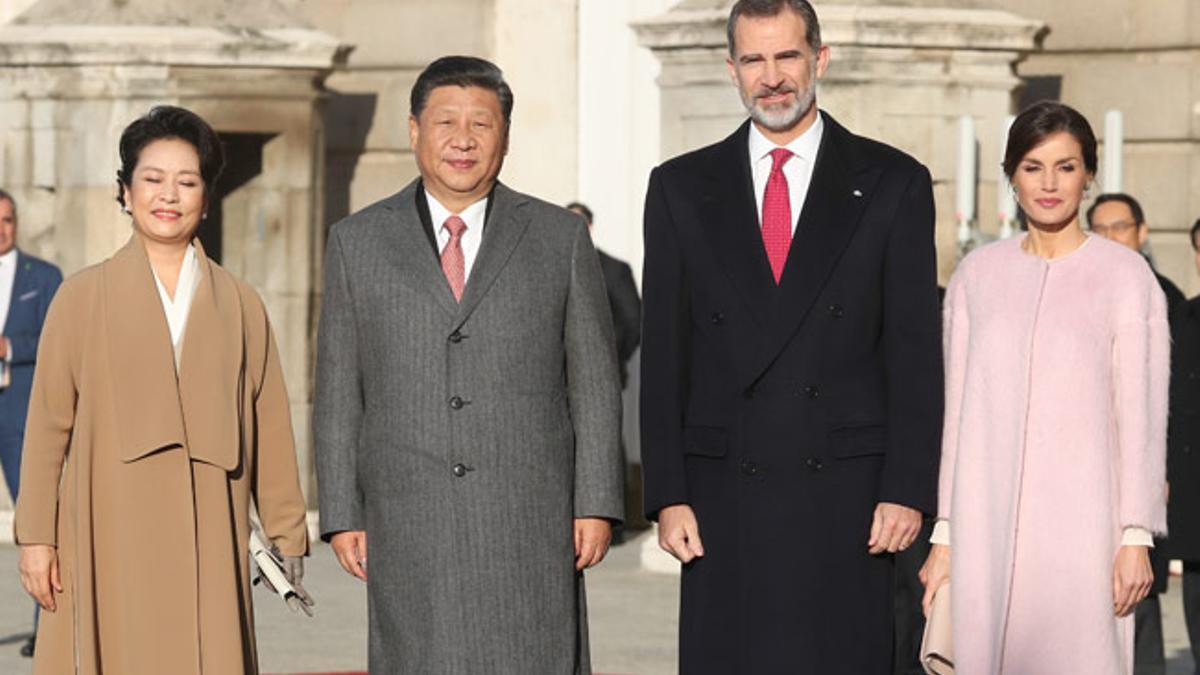 Letizia Ortiz con vestido de Asos junto al Rey, el Presidente de China y su esposa