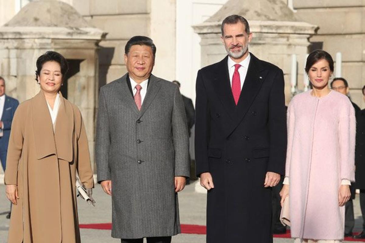 Letizia Ortiz con vestido de Asos junto al Rey, el Presidente de China y su esposa