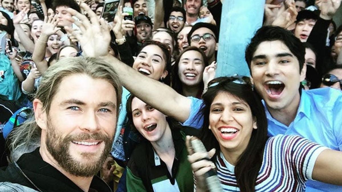 Chris Hemsworth se hace un selfie con sus fans durante el rodaje de Thor'