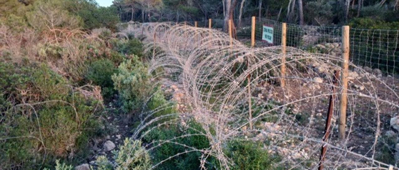 Alambre de espino en la zona militar de Rafaubeig.