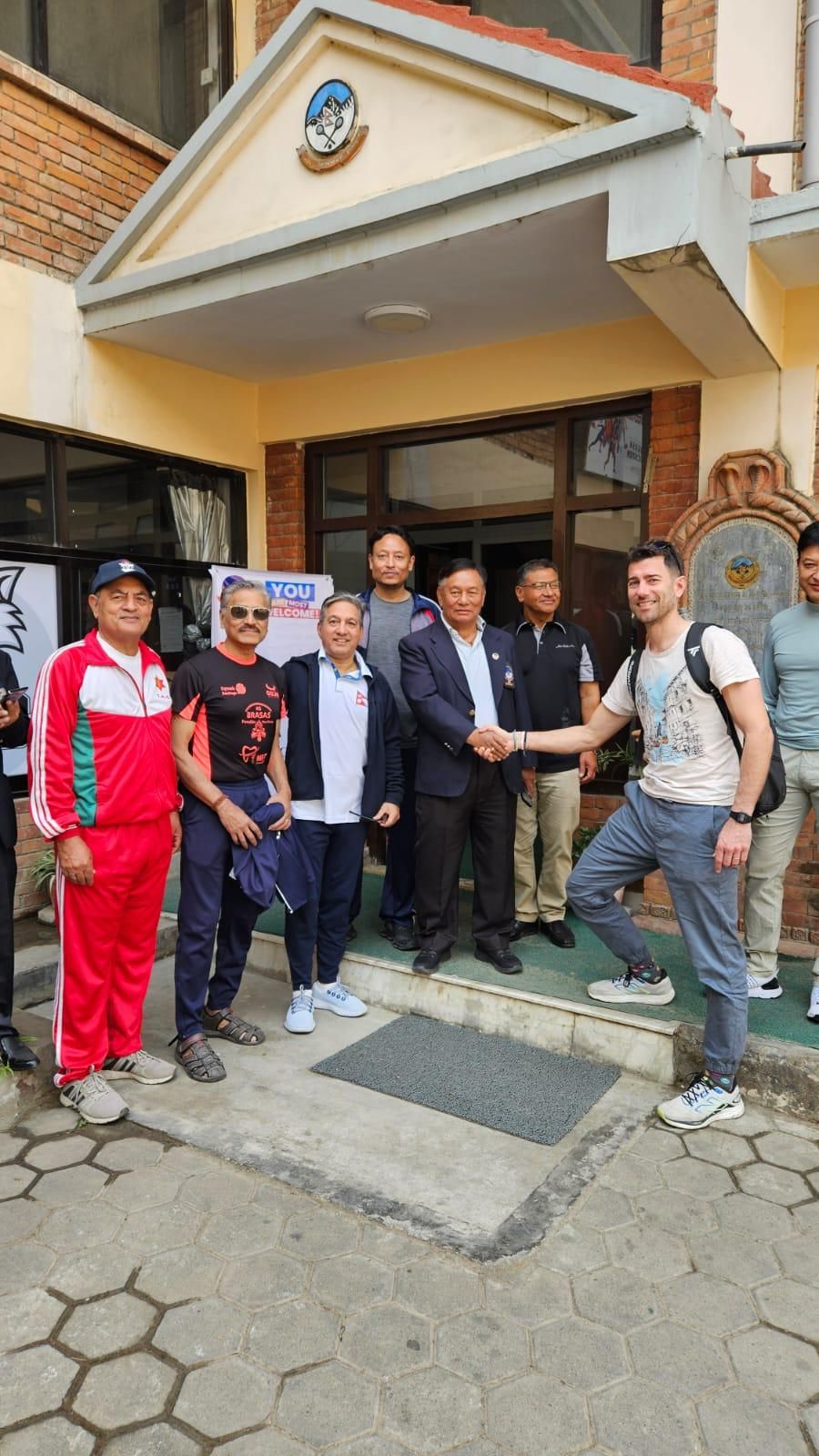 Borja Golán en Katmandú, donde está impartiendo clases de squash a jóvenes con pocos recursos de la mano de SOS Nepal