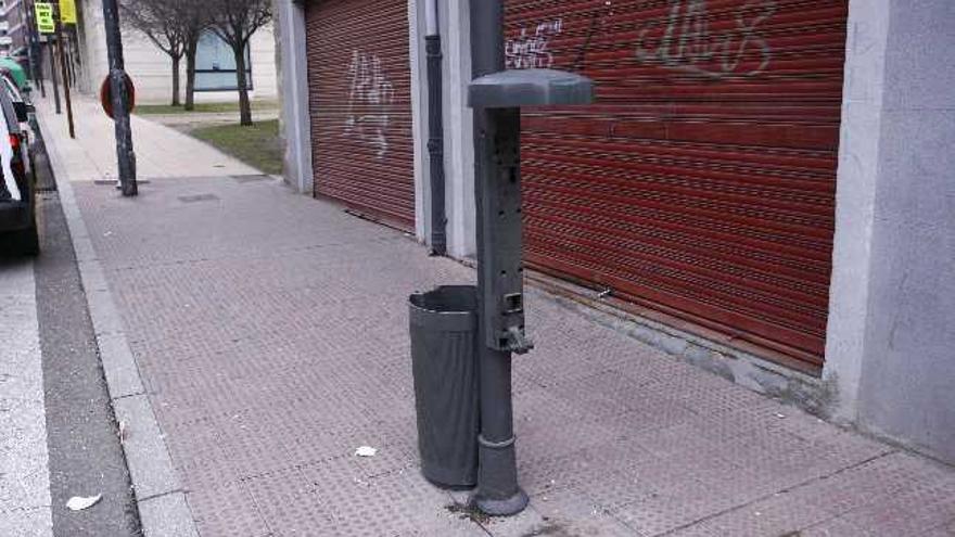 Una papelera de la avenida de Portugal que sufrió la acción de los gamberros durante la Nochevieja