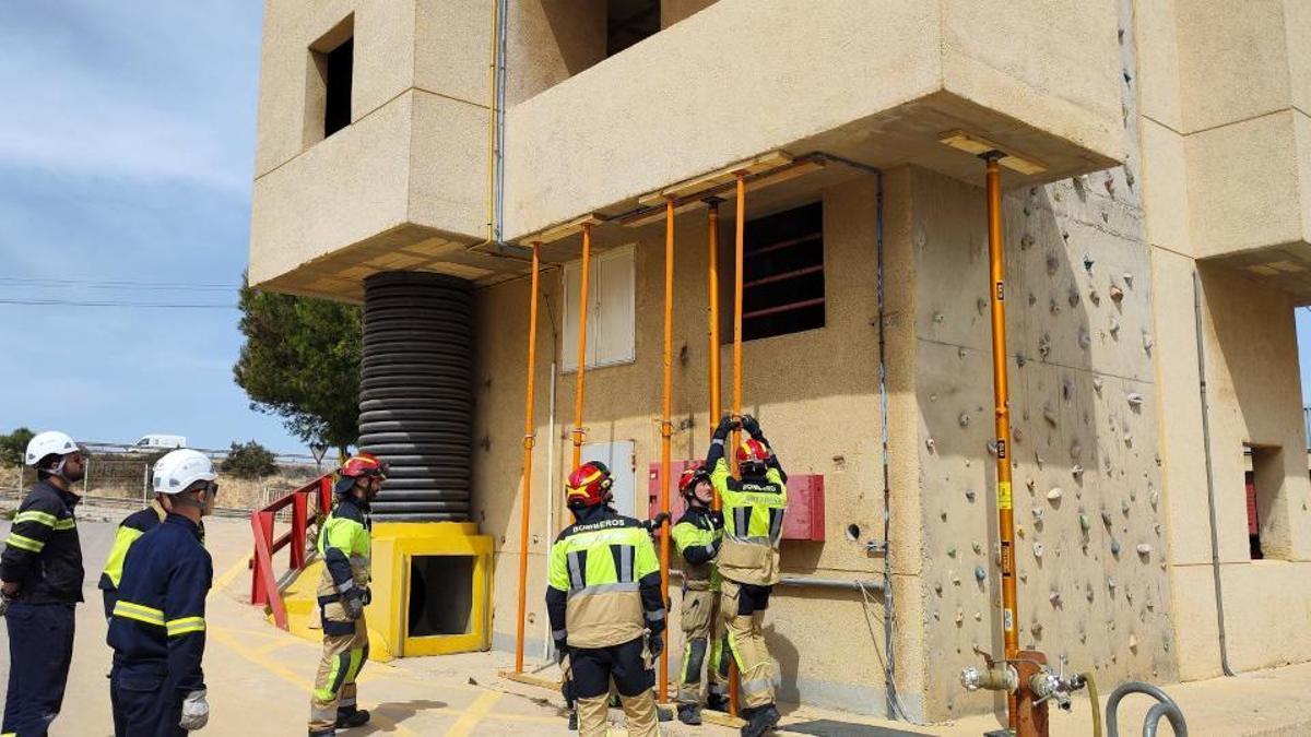 Efectivos de bomberos de Cartagena, durante las prácticas.