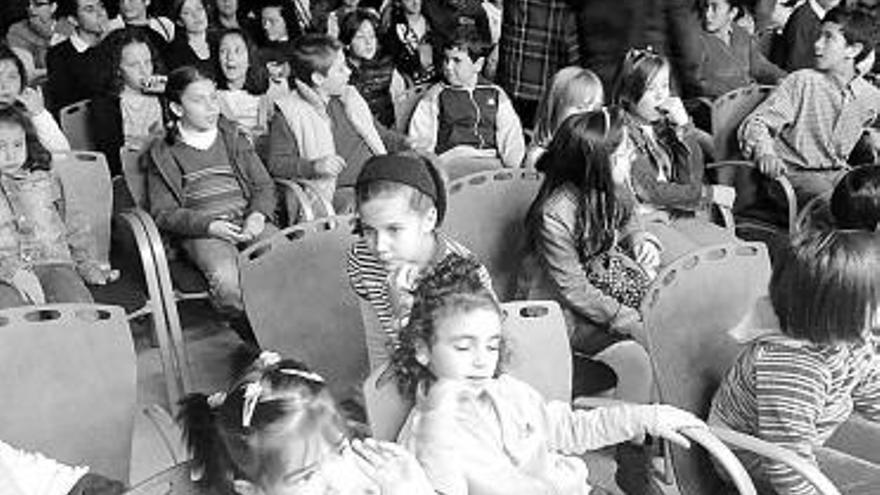 Alumnos del colegio Aurelio Menéndez, durante un acto, en Ibias.