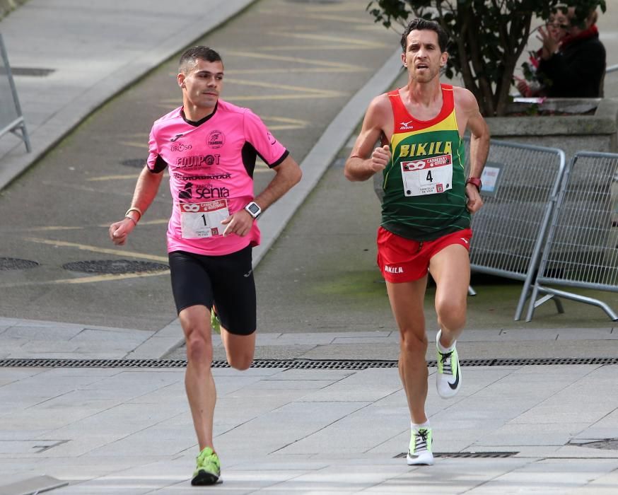 Los corredores Nuno Costa y Ester Navarrete vencen en la V Carrera Popular do Entroido, en la que medio millar de personas sudaron dentro de sus disfraces.