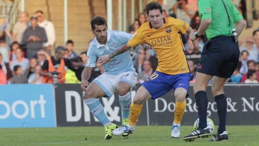 Jonny marca a Messi, durante el partido de ayer. // José Lores