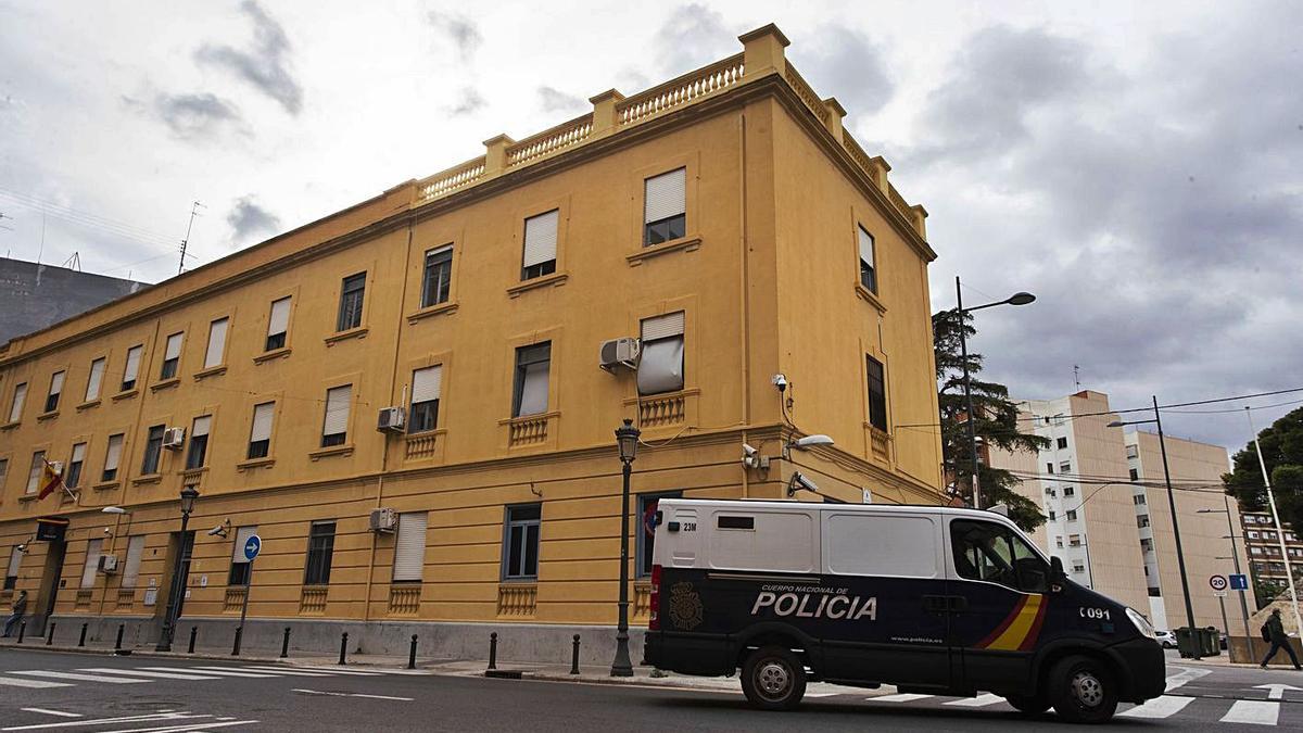 Els 14 contactes pròxims van ser traslladats en furgons policials a l’hospital. Germán Caballero