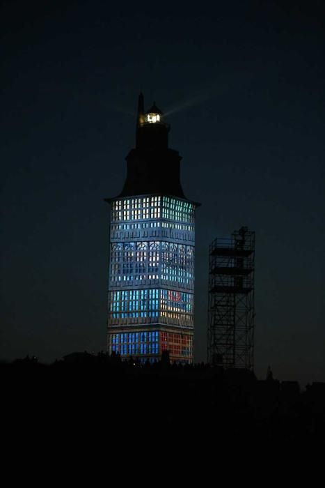 La Torre de Hércules culmina la celebración de su primera década como patrimonio de la humanidad con un espectáculo de luz y sonido proyectado sobre la fachada del monumento.