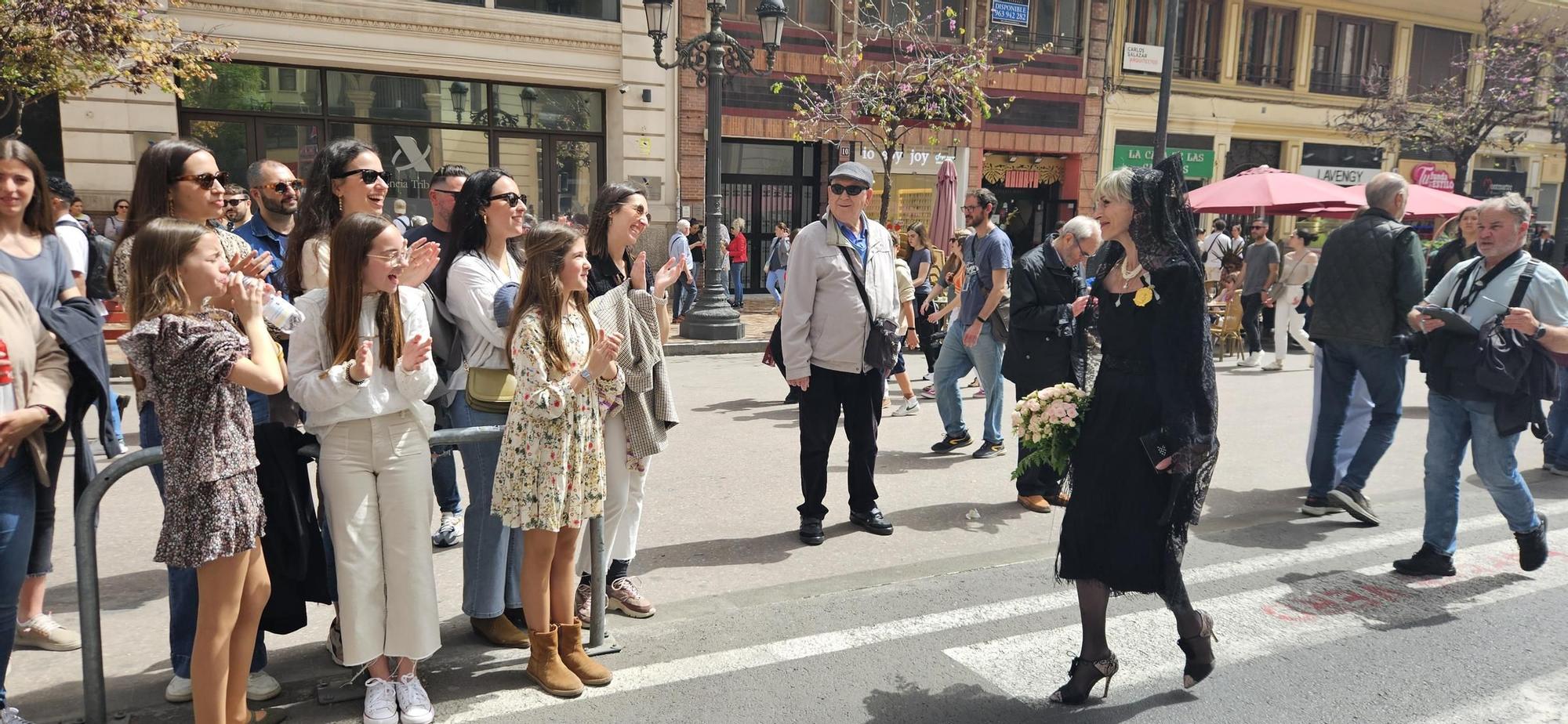 Las falleras ilustres de 2024 y 2023 en la Ofrenda de San Vicente